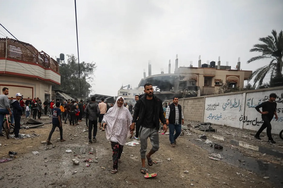 Dadka oo la amray inay ka baxaan Deir Al-Balah.jpg